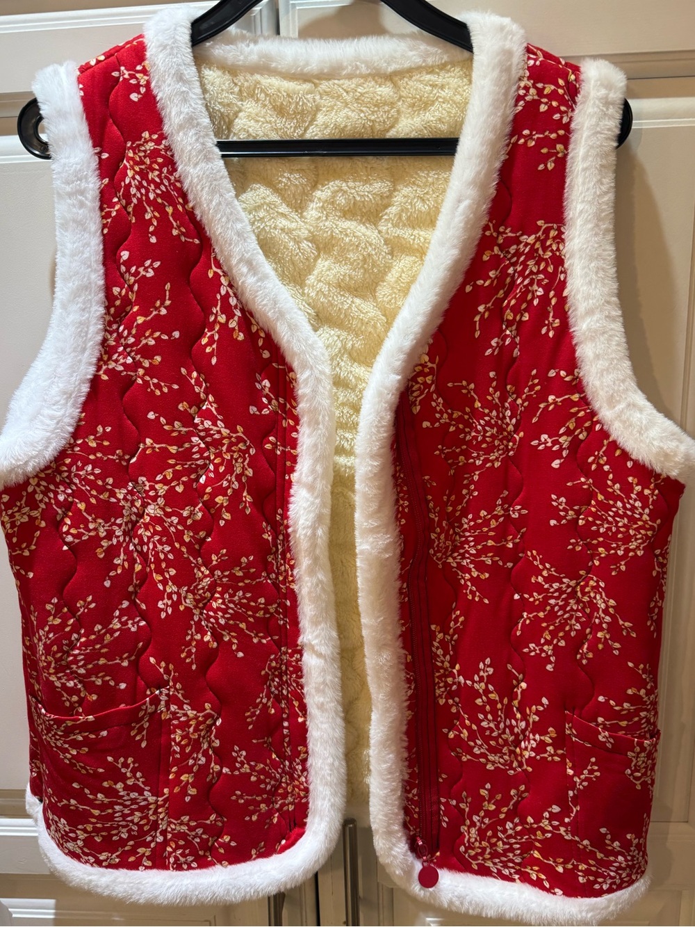 Cozy Red Floral Faux-Fur Trim Quilted Vest L